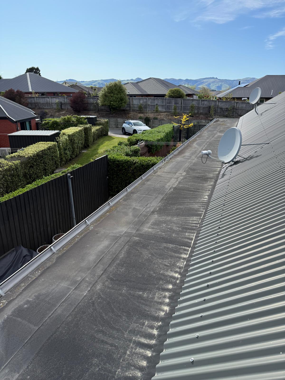 Before butynol roof repairs Auckland - damaged roof